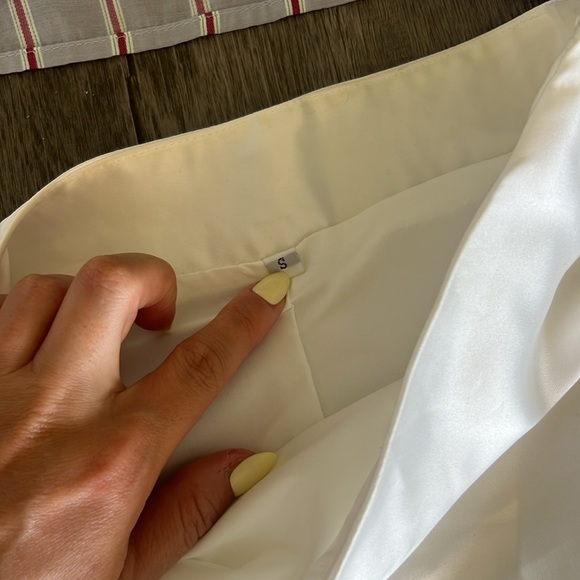 Elegant White Satin Skirt - Picture 3 of 5